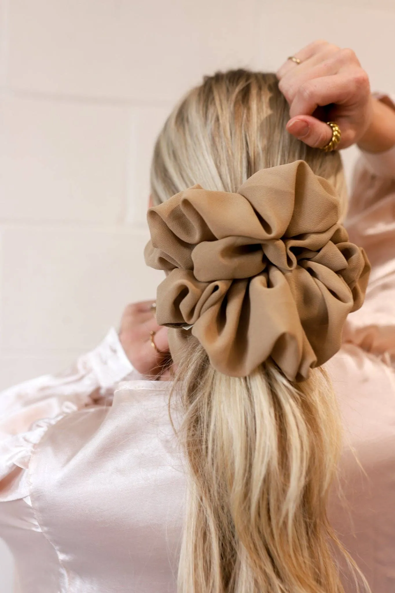 TAN JUMBO SCRUNCHIE