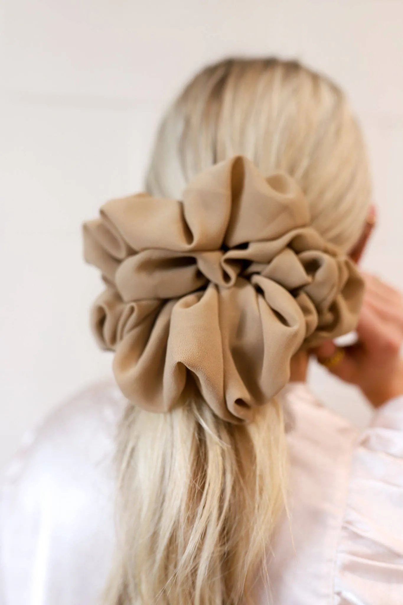 TAN JUMBO SCRUNCHIE