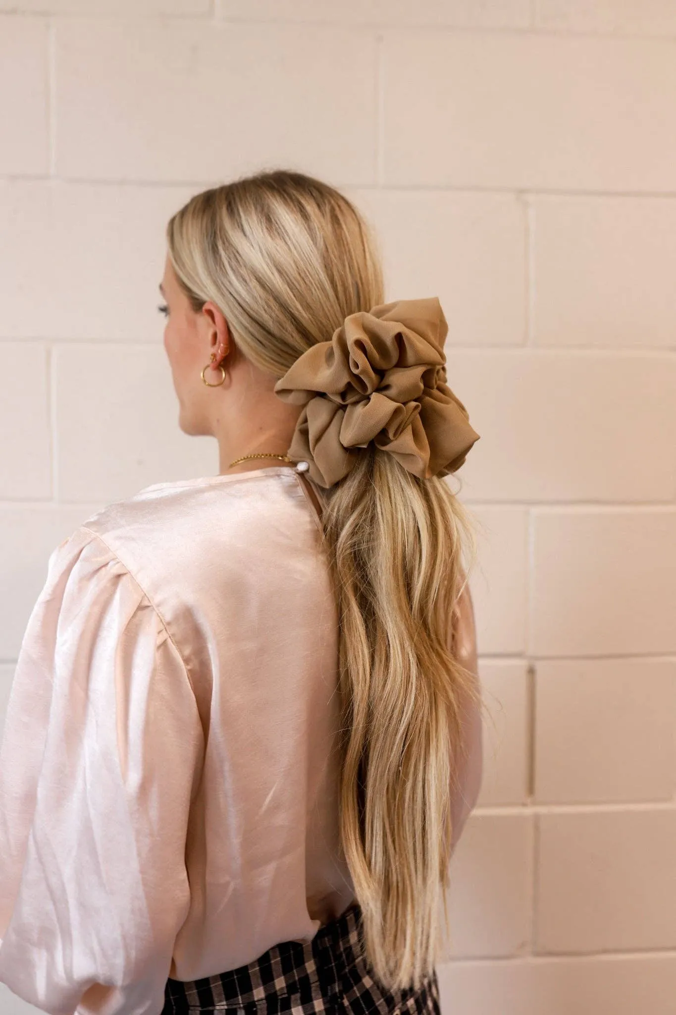 TAN JUMBO SCRUNCHIE