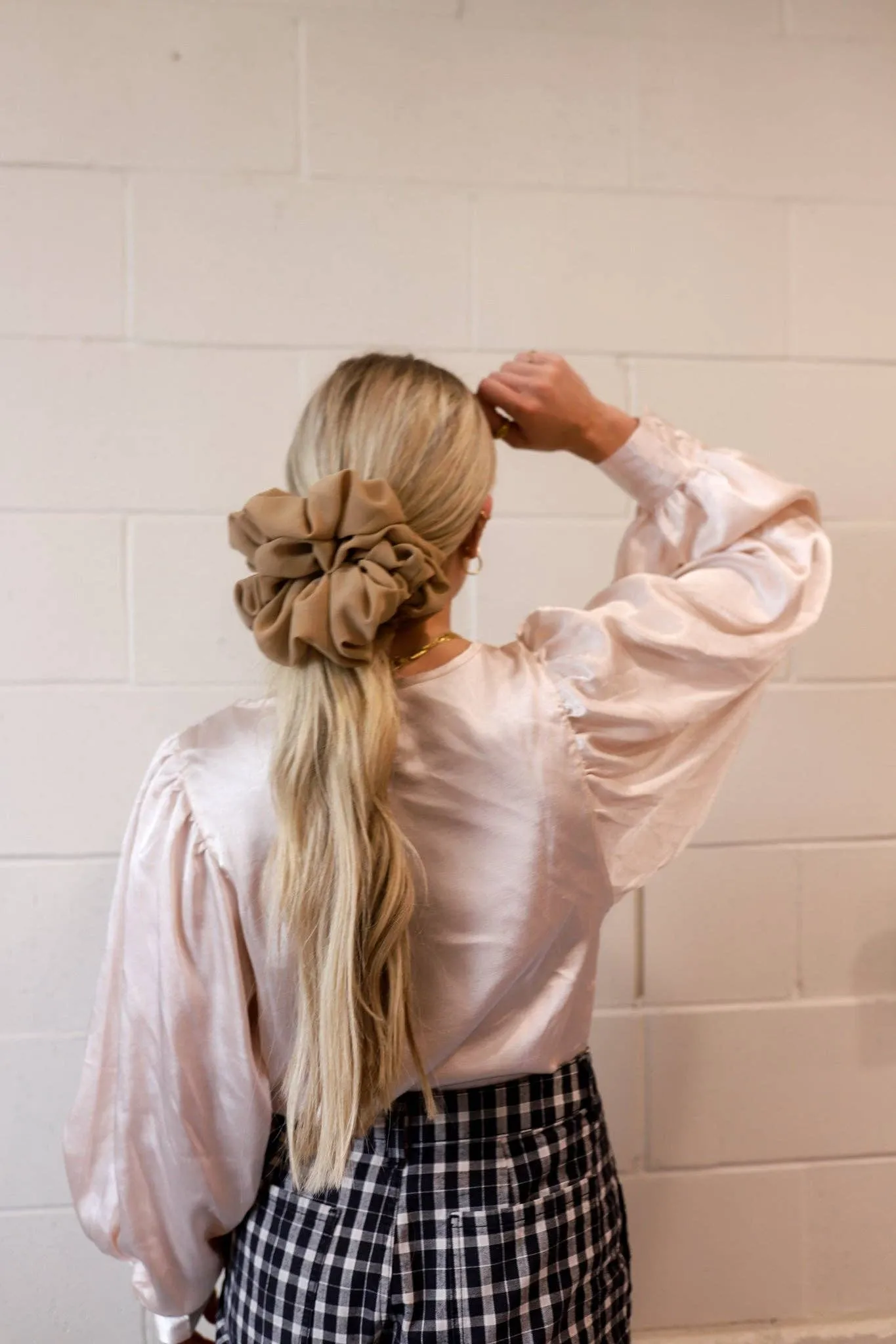 TAN JUMBO SCRUNCHIE